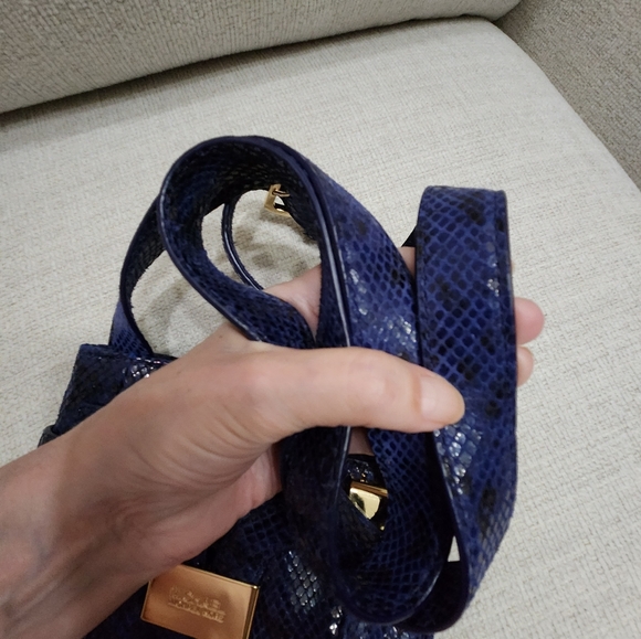 LIKE NEW Michael Kors Blue Leather Crossbody  Bag c - Picture 4 of 9